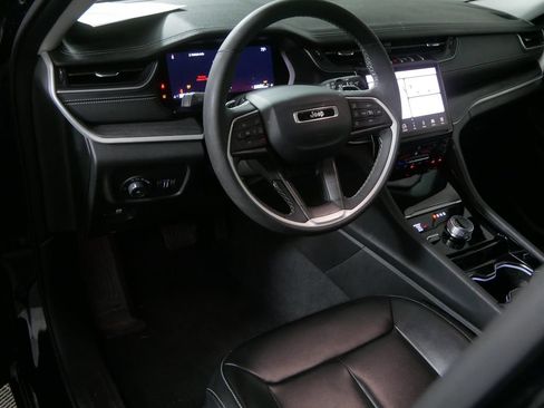 Used 2023 Jeep Grand Cherokee Limited w/ Black Appearance Package AWD/4WD image 13
