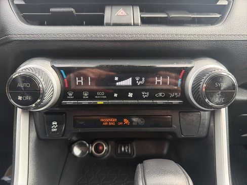 Used 2019 Toyota RAV4 LE w/ Carpet Mat Package image 37