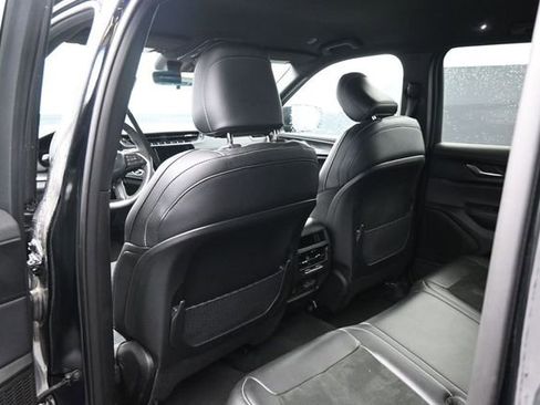 Used 2025 Jeep Grand Cherokee Altitude AWD/4WD image 14