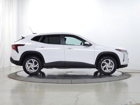 Used 2024 Chevrolet Trax LS w/ LS Convenience Package FWD image 12