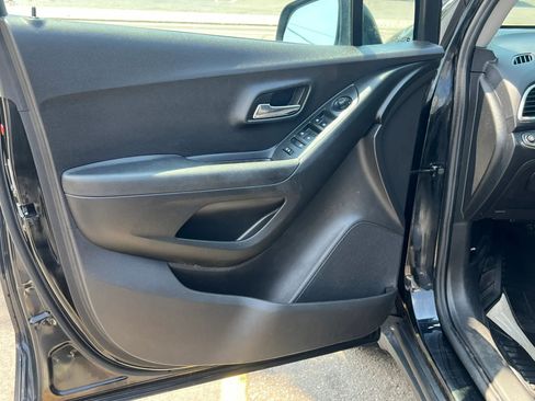 Used 2018 Chevrolet Trax LT w/ LT Convenience Package FWD image 12