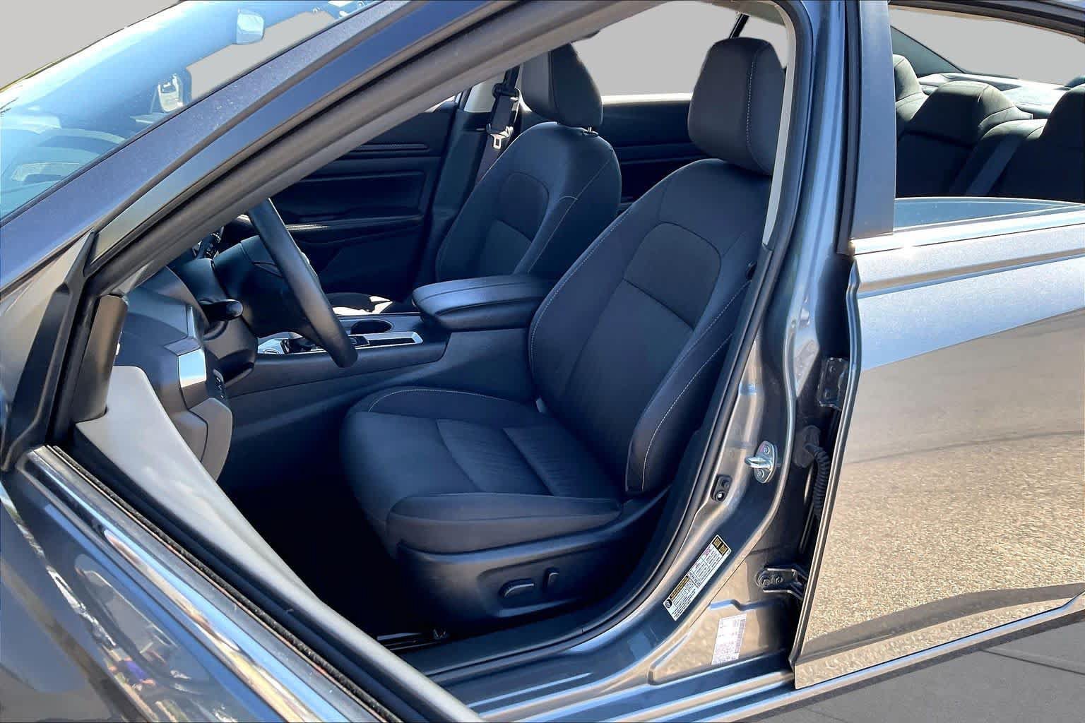 Used 2025 Nissan Altima 2.5 SV FWD image 8
