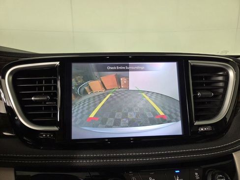 Certified 2024 Chrysler Pacifica Limited image 17