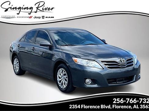 Used 2010 Toyota Camry LE image 1