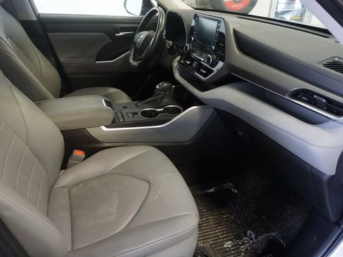 Used 2021 Toyota Highlander XLE image 24