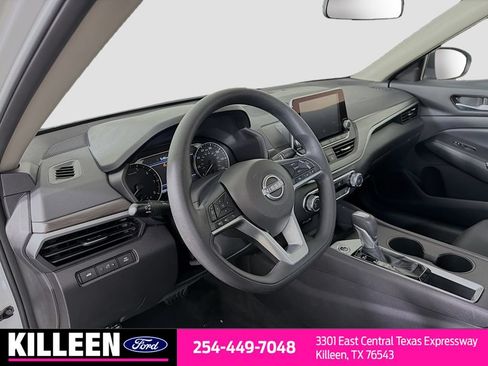 Used 2025 Nissan Altima 2.5 SV FWD image 10