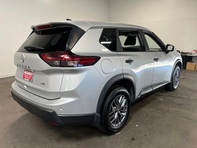 Used 2024 Nissan Rogue S AWD/4WD image 3
