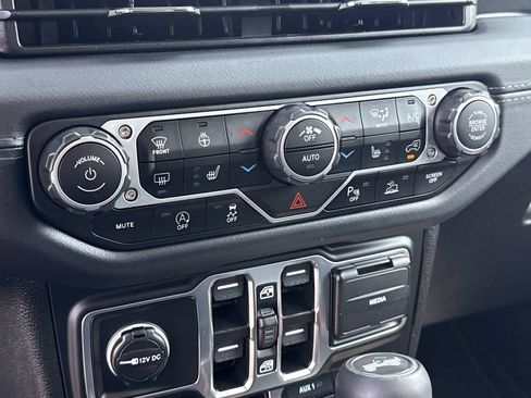 Used 2025 Jeep Wrangler Unlimited Sahara AWD/4WD image 30