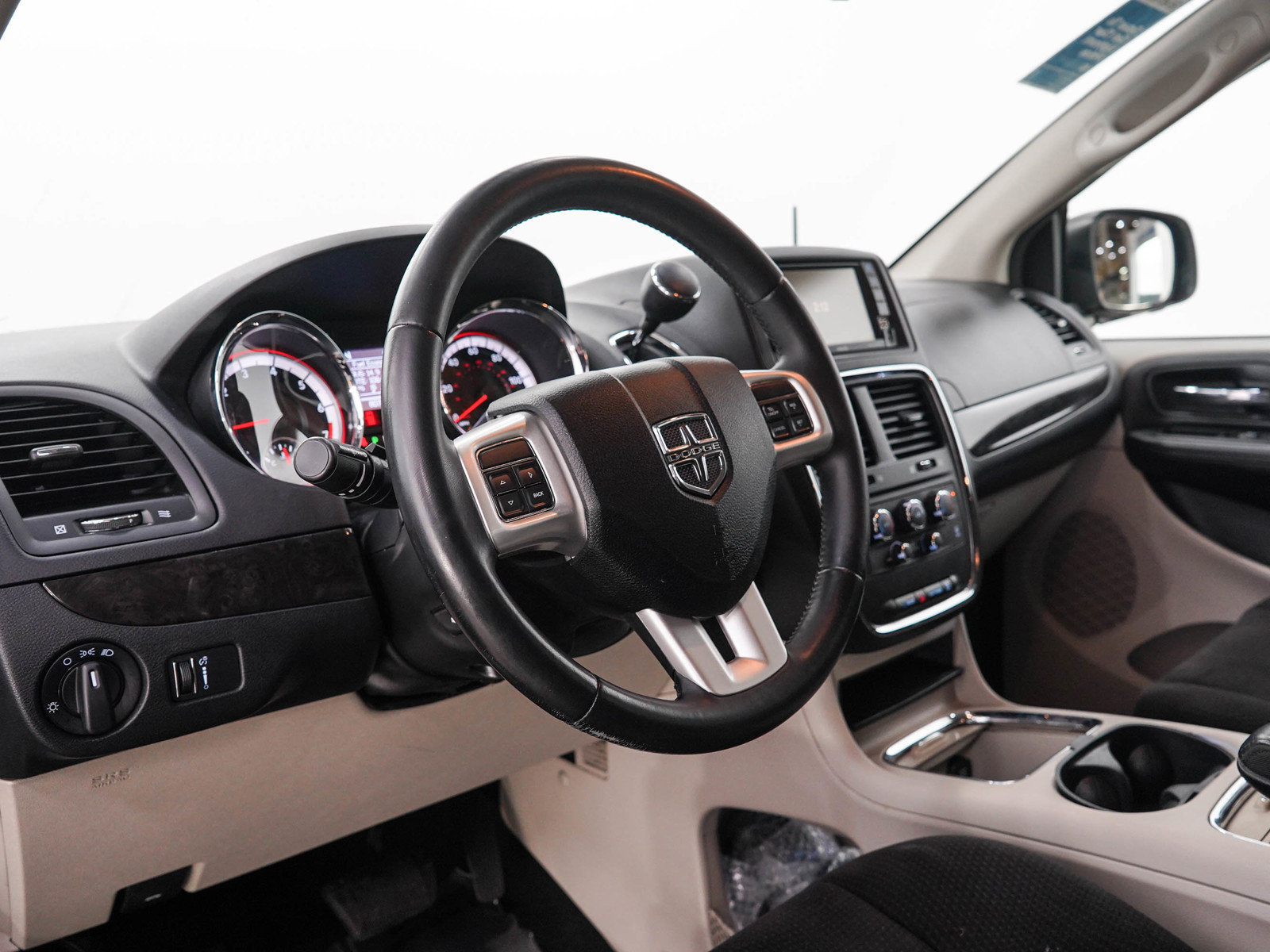 Used 2014 Dodge Grand Caravan SXT w/ Rear Park Assist Package FWD image 27
