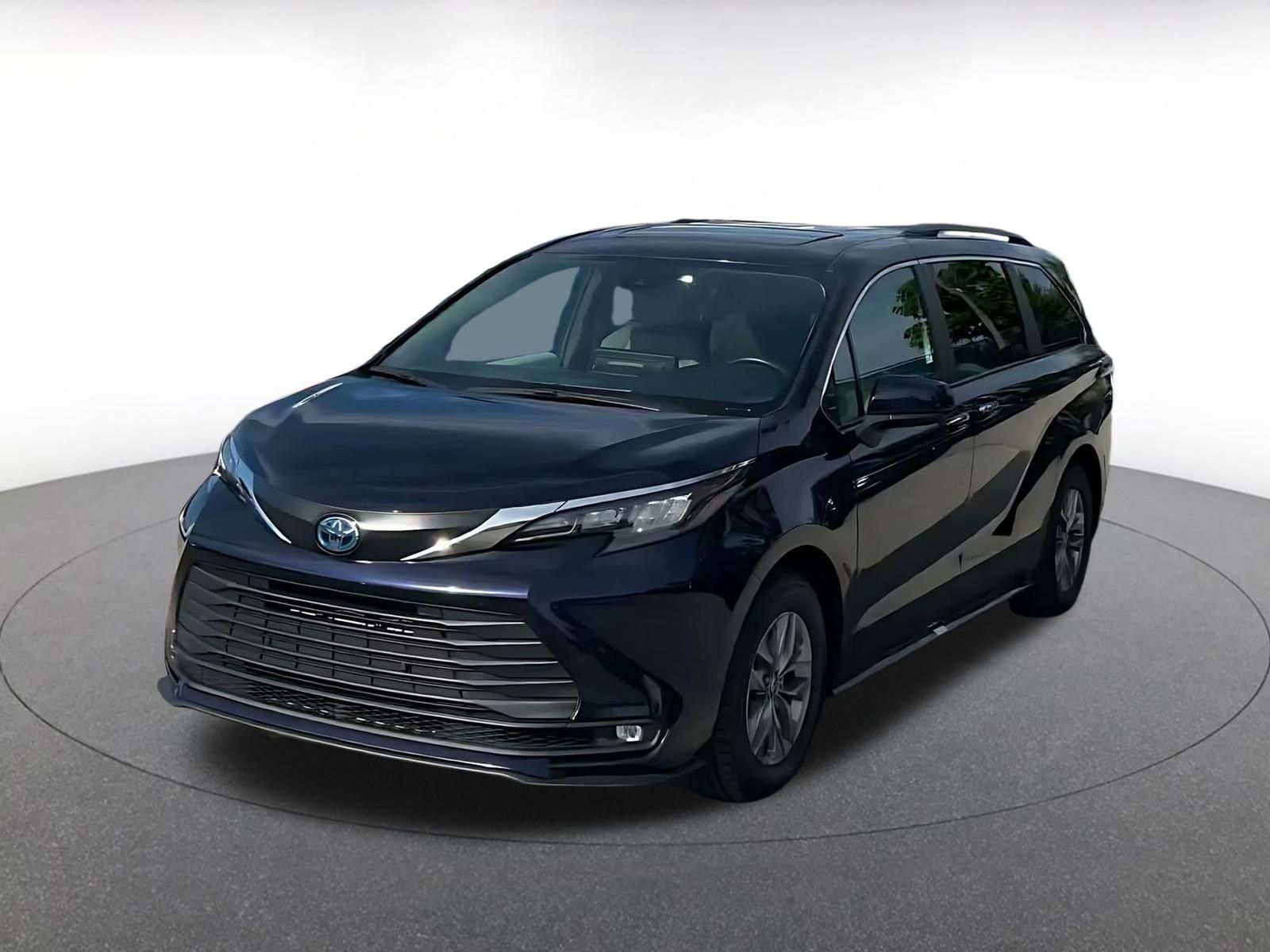 Used 2025 Toyota Sienna XLE FWD image 6