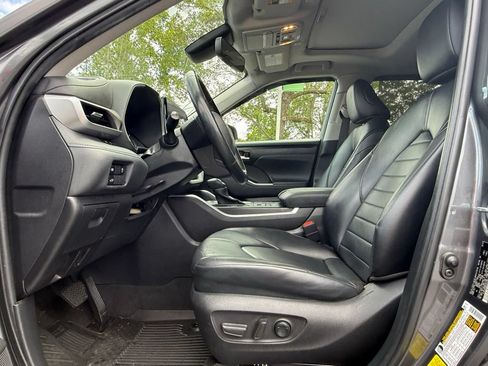 Used 2023 Toyota Highlander XLE AWD/4WD image 12