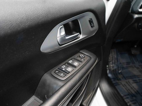 Used 2022 Chrysler Pacifica Touring-L w/ Uconnect Theater Family Group image 7