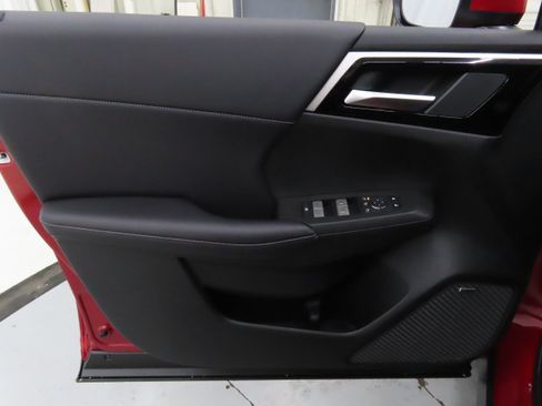 New 2025 Mitsubishi Outlander SE image 9