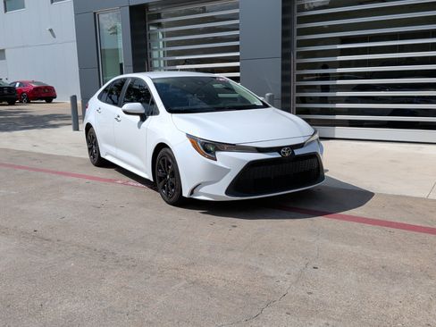 Used 2021 Toyota Corolla LE FWD image 2