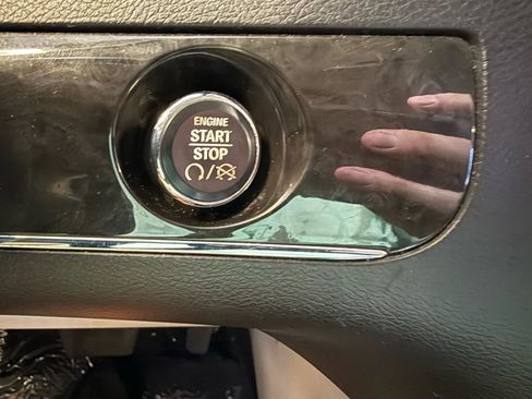 Used 2014 Chrysler Town & Country Touring-L w/ Driver Convenience Group image 18