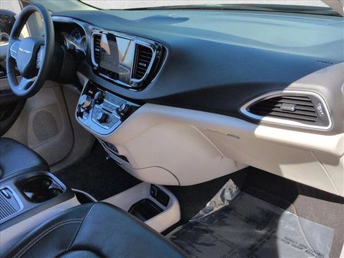 Used 2024 Chrysler Pacifica Touring-L image 22