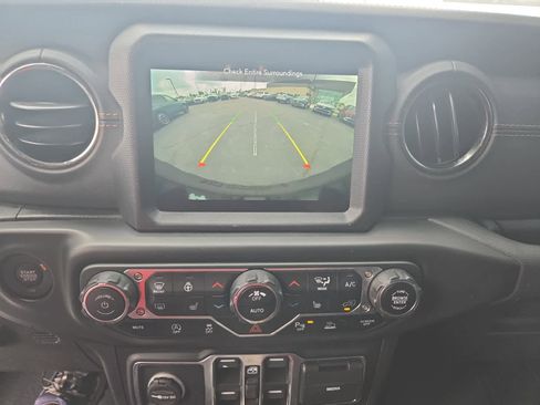 Used 2022 Jeep Wrangler Unlimited Sahara AWD/4WD image 18