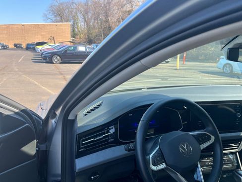 Used 2025 Volkswagen Jetta SE image 35