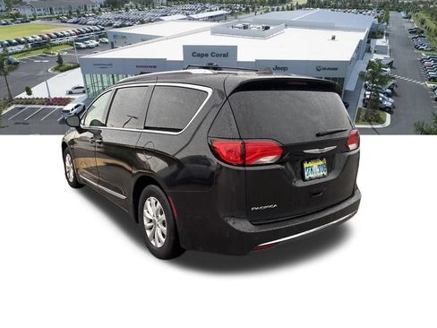Used 2018 Chrysler Pacifica Touring-L FWD image 4