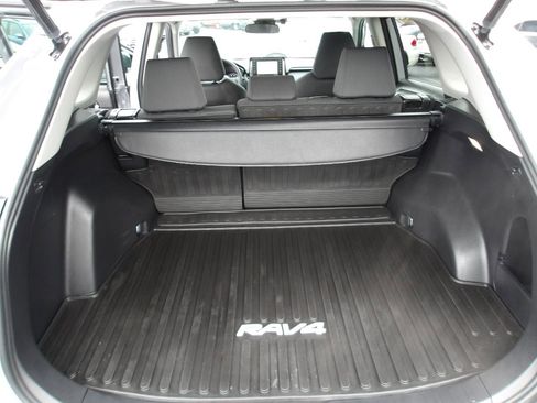 Used 2022 Toyota RAV4 XLE w/ Convenience Package image 11