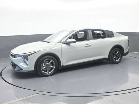 Used 2025 Kia K4 FWD image 2