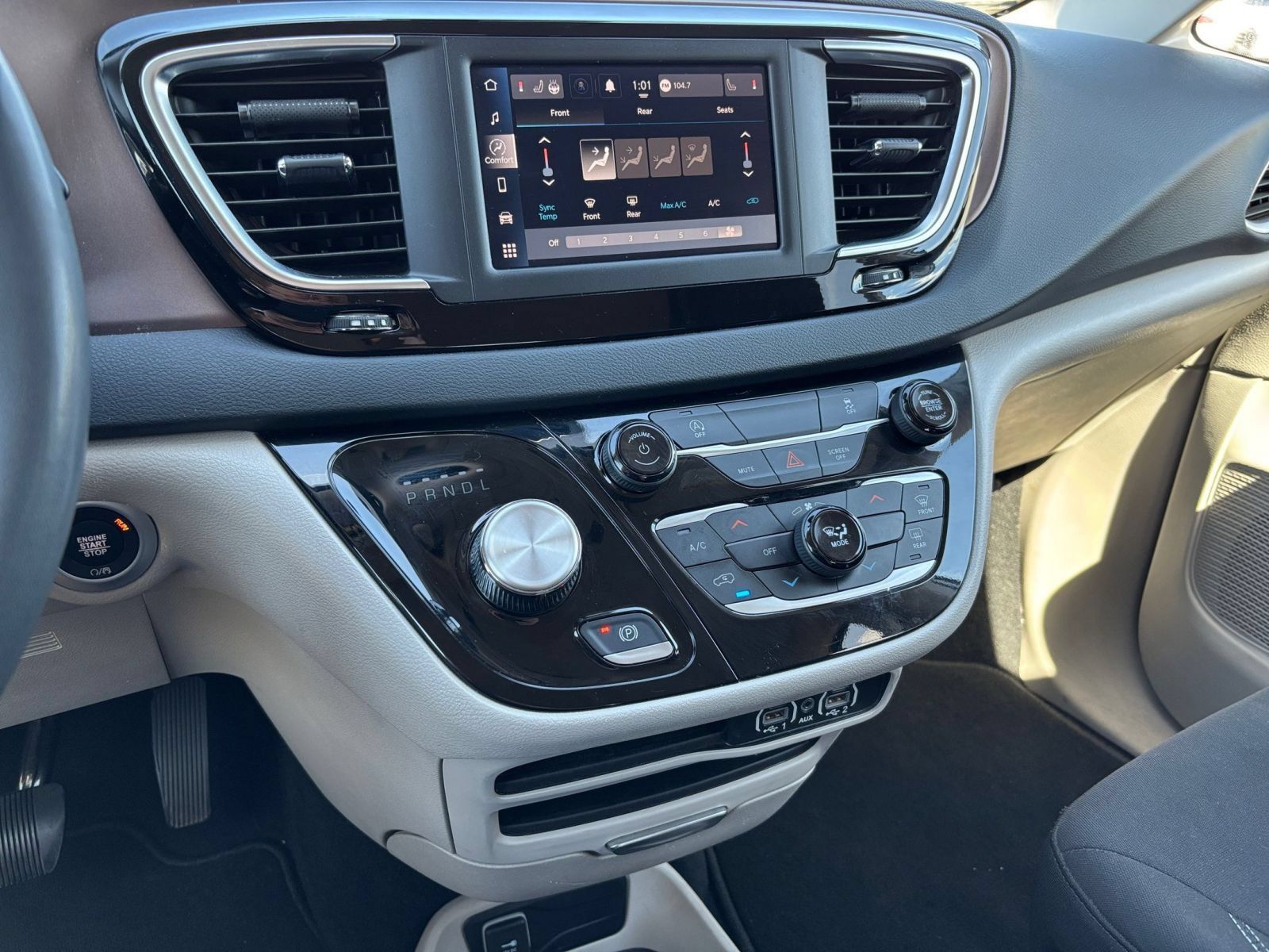 Used 2023 Chrysler Voyager LX FWD image 16