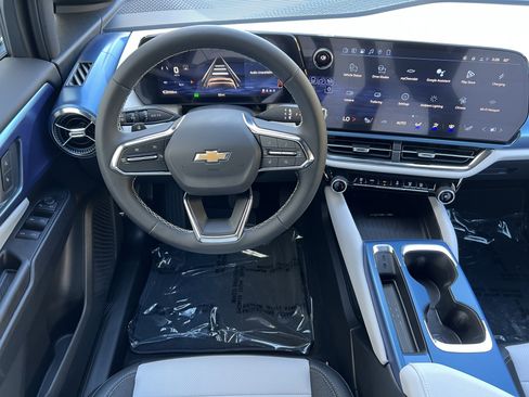 New 2026 Chevrolet Equinox EV LT image 32