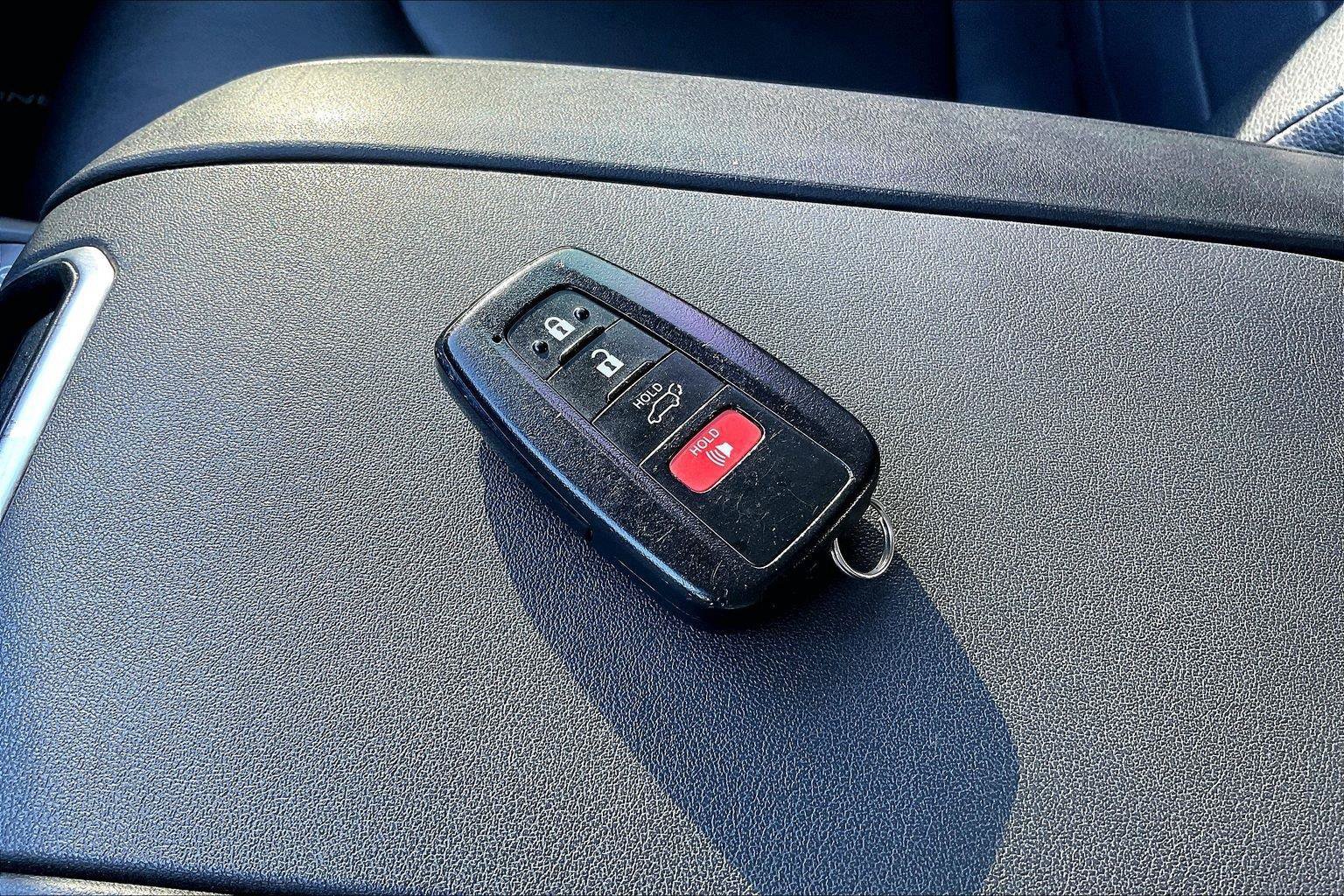 Used 2020 Toyota Highlander XLE AWD/4WD image 12