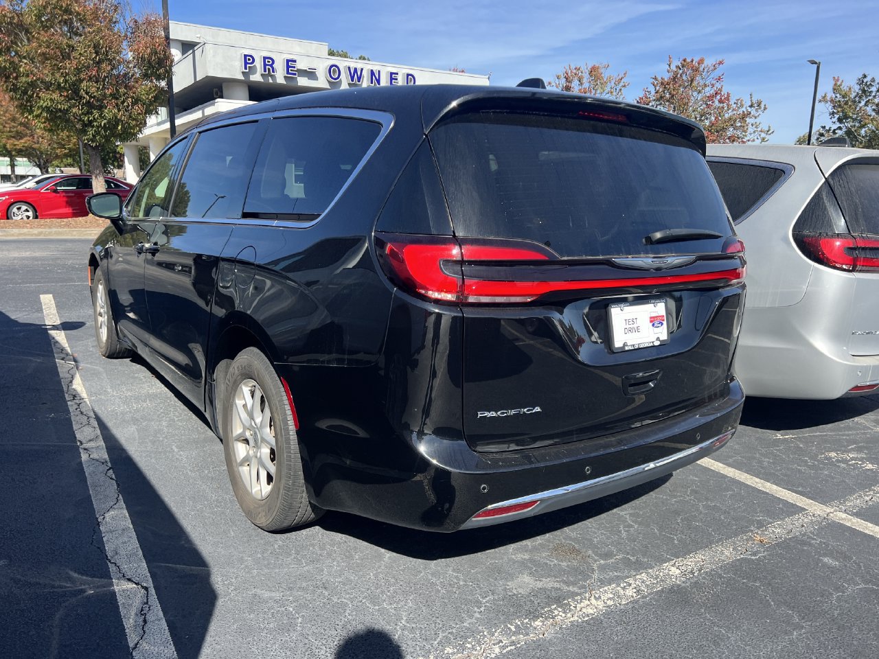 Used 2024 Chrysler Pacifica Touring-L FWD image 2