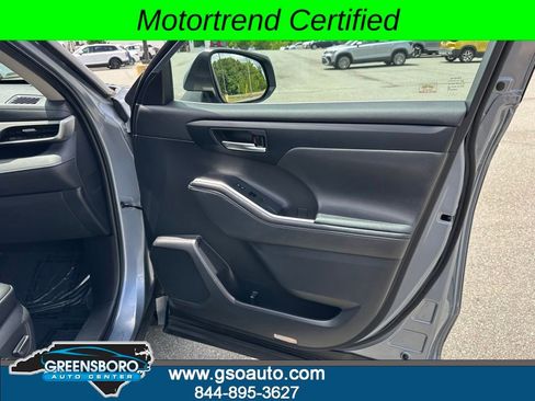 Used 2020 Toyota Highlander XLE AWD/4WD image 19