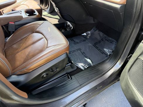 Used 2019 Chrysler Pacifica Limited w/ Tire & Wheel Group FWD image 28