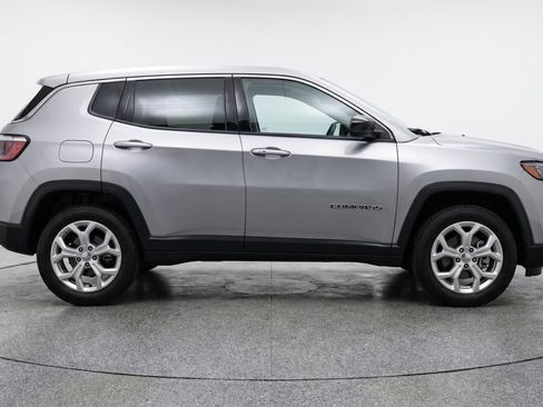 Used 2025 Jeep Compass Latitude AWD/4WD image 11