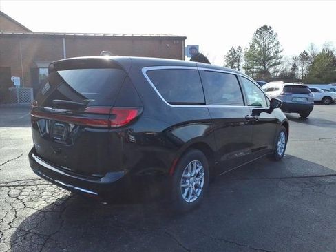 New 2026 Chrysler Pacifica Select image 3