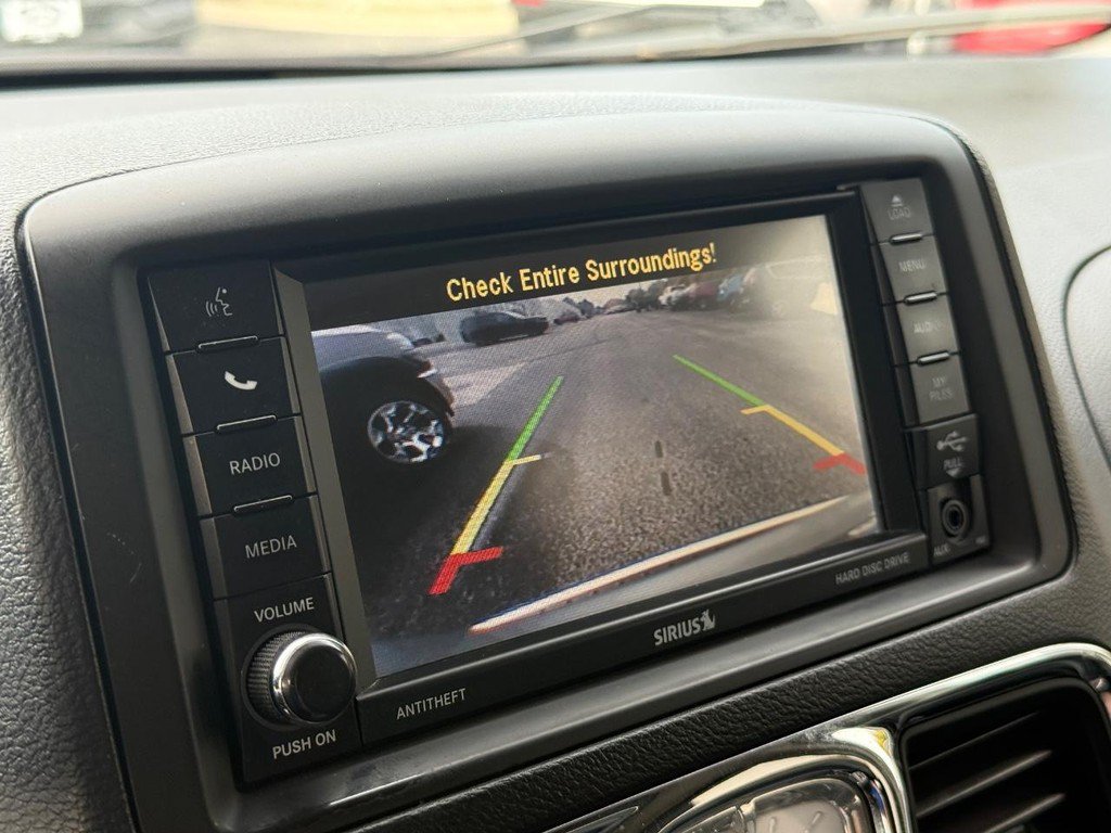 Used 2014 Chrysler Town & Country Touring FWD image 18