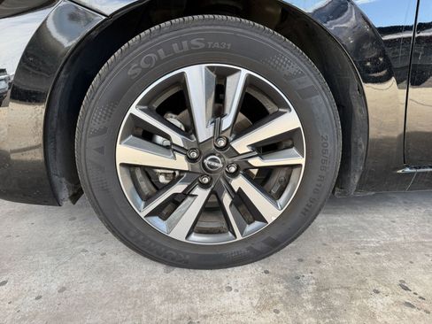 Used 2025 Nissan Versa SV FWD image 28
