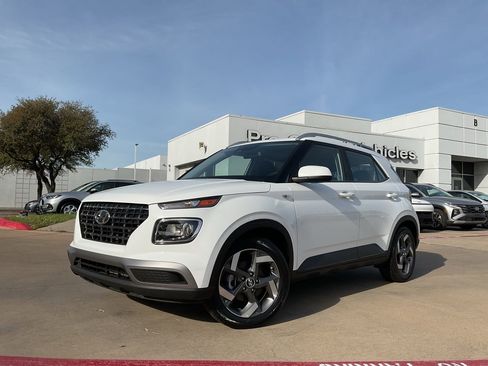 Used 2025 Hyundai Venue SEL image 4