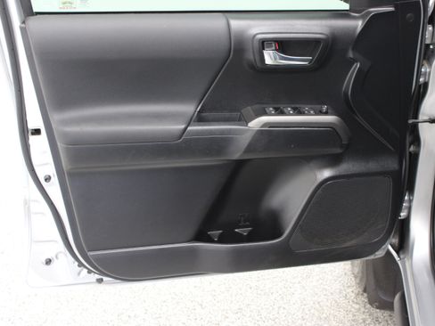 Used 2021 Toyota Tacoma TRD Off-Road AWD/4WD image 12