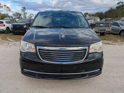 Used 2014 Chrysler Town & Country Touring image 9