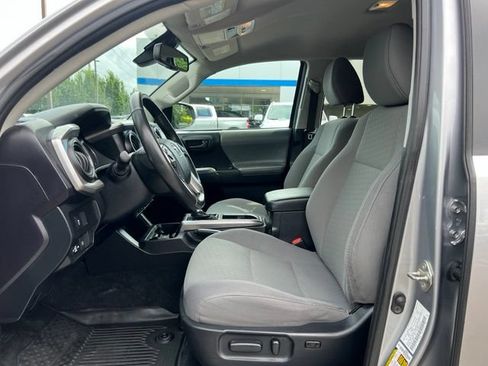 Used 2020 Toyota Tacoma SR5 AWD/4WD image 17