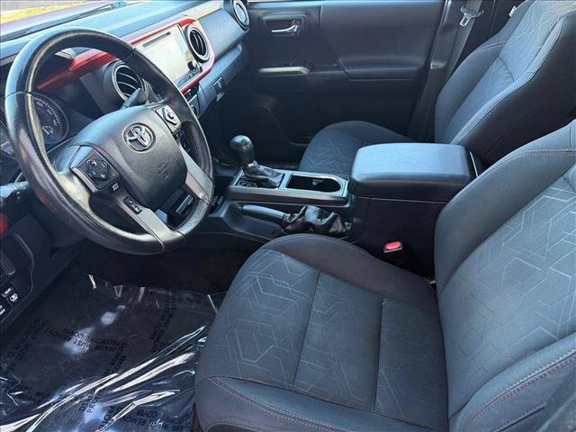 Used 2017 Toyota Tacoma TRD Off-Road w/ Premium & Technology Package AWD/4WD image 10