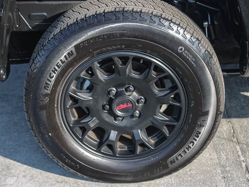 Used 2025 Toyota Tacoma SR5 AWD/4WD image 12