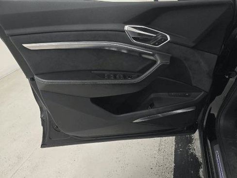 Used 2021 Audi e-tron Prestige w/ Prestige Package image 18