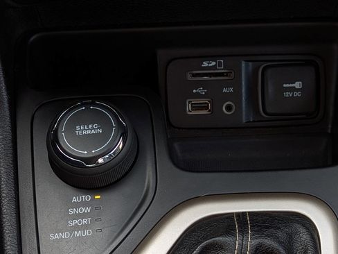 Used 2017 Jeep Cherokee Limited image 23