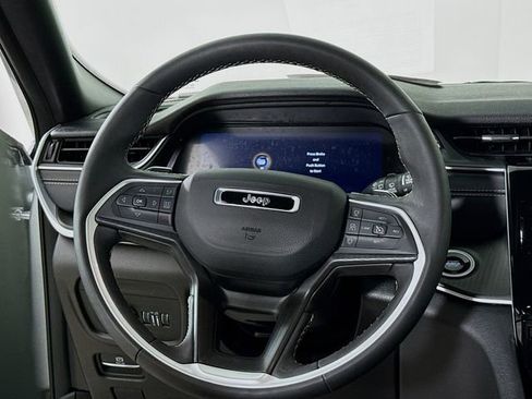 Used 2024 Jeep Grand Cherokee L Laredo image 11