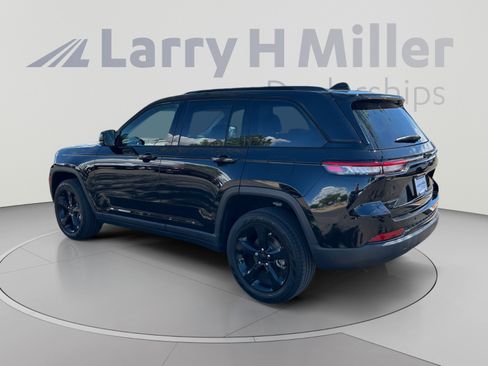 Used 2023 Jeep Grand Cherokee Limited w/ Black Appearance Package AWD/4WD image 3
