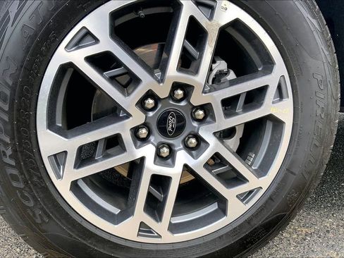 Used 2025 Ford Expedition Active AWD/4WD image 3