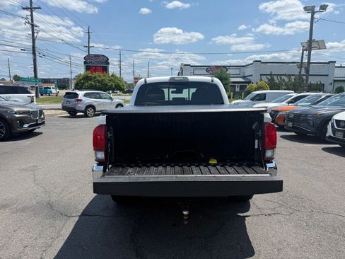 Used 2018 Toyota Tacoma SR5 AWD/4WD image 30