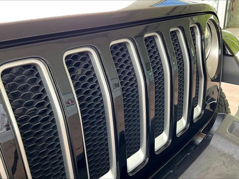 Used 2018 Jeep Wrangler Unlimited Sahara w/ Dual Top Group AWD/4WD image 31