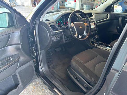 Used 2017 Chevrolet Traverse LT image 9
