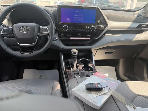 Used 2025 Toyota Highlander Platinum AWD/4WD image 16